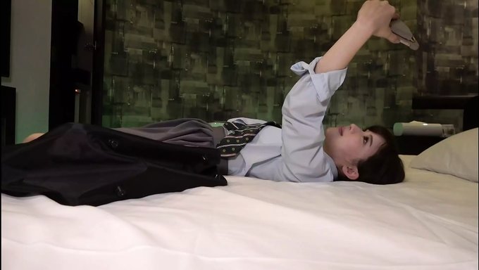 18岁的日本女孩在pov视频中探索她的性欲