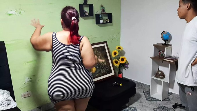 成熟的美女给一个十几岁的男孩自制口交