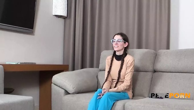 深喉和阴部口交:Littlebio惊人的口交技巧