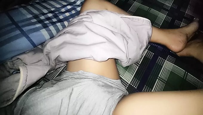 在学校青少年(18+)做爱后,紧身阴道的近距离射精