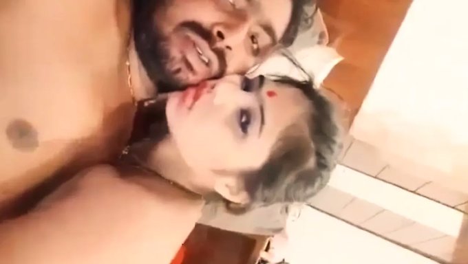 少女妻子和她的印度丈夫一起度过了浪漫的夜晚