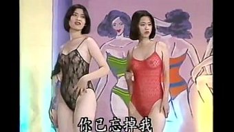 台湾3的内衣秀:穿着...