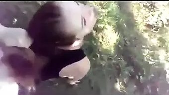 业余情侣在森林里享受...