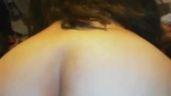 公车骑到迷人的女人身上