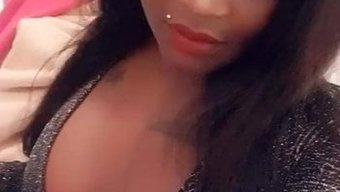 来自刚果的非洲美女变得淘气