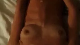 女孩自慰并一起高潮