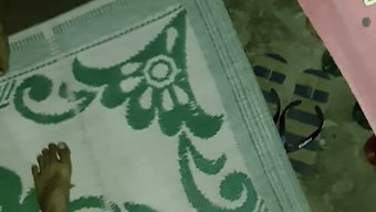 印度情侣在卧室里被猛烈地操