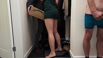 熟女和妻子与送货员一...