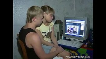 与兴奋的少女进行激烈的性爱