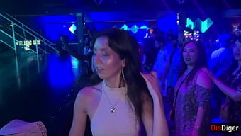 一个十几岁的女孩同意...