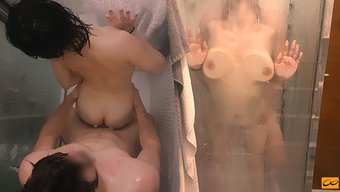 年轻夫妇在父母不在时...