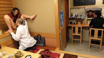 日本少女在牛仔姿势下...