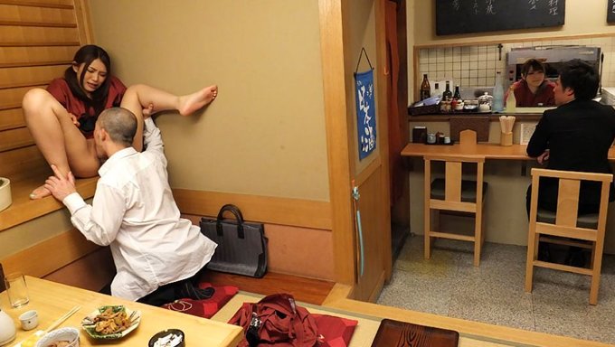 日本少女在牛仔姿势下做爱的无码视频