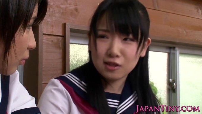 Cfnm日本学生妹三人组在高清视频中分享一根鸡巴