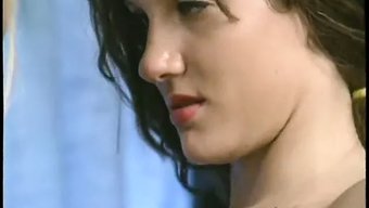 纹身的棕发少女在骑乘...