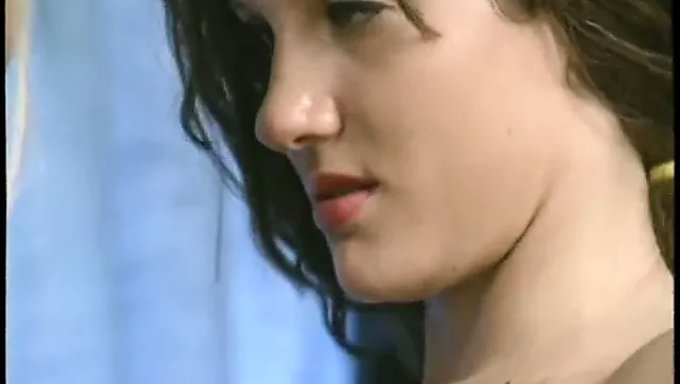纹身的棕发少女在骑乘位上被打蜡和骑乘