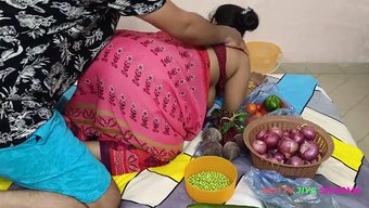胸部丰满的印度女人用...