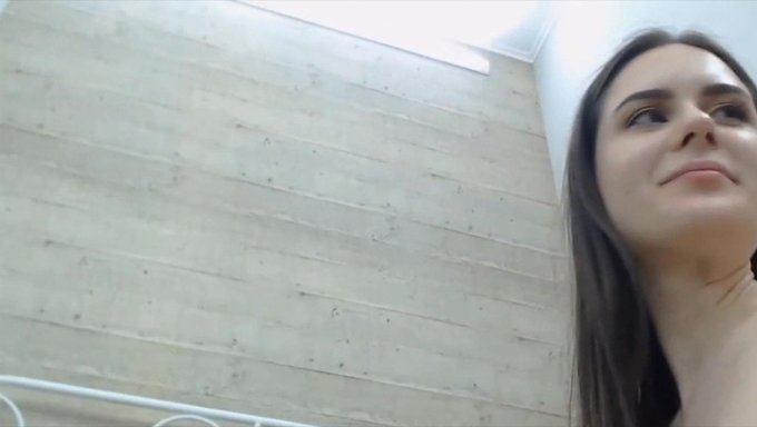 德国女同性恋摄像头女孩参与自制的舔阴和亲吻