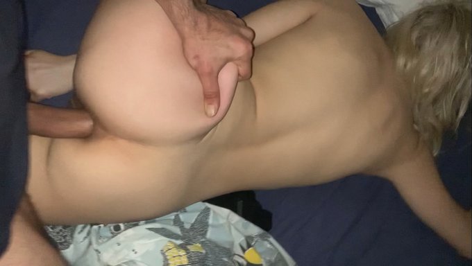 用苗条的意大利继妹的毛茸茸的快感满足你的欲望