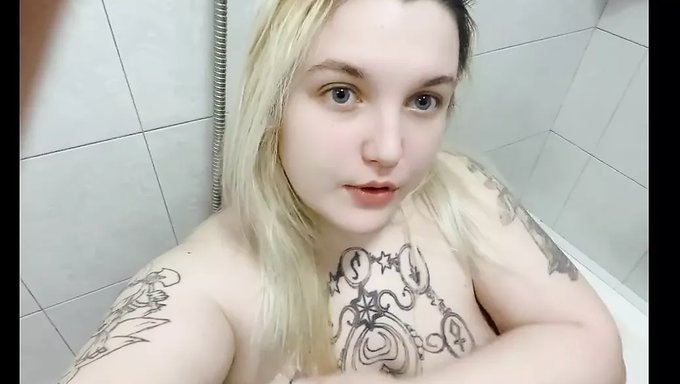 性感的美丽胖女人青少年沉迷于独奏游戏,并给出pov口交