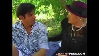 真正的奶奶被操得阴道里喷射