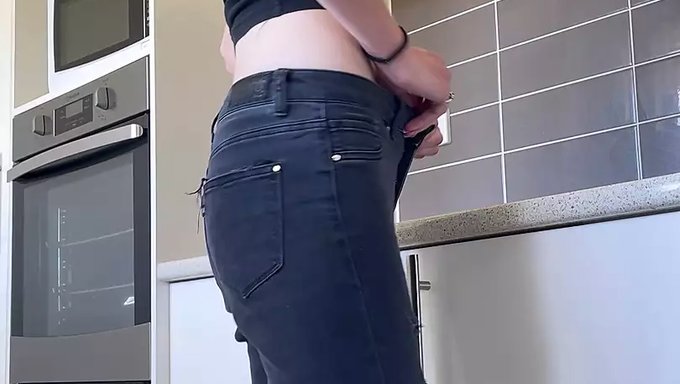 瘦弱的棕发女郎在厨房里达到强烈的高潮