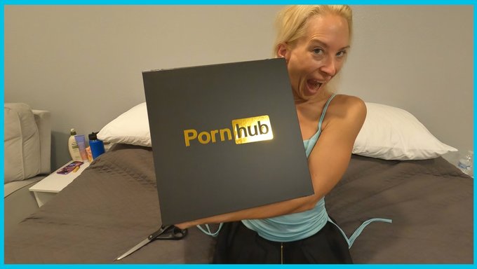 一个熟女解开她的大乳头和乳房的pornhub阴道盒子