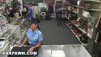 棕色头发的警察被一个...