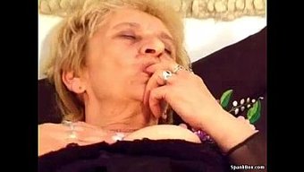 成熟夫妇分享亲密时刻