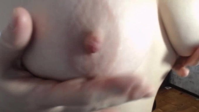 令人惊叹的俄罗斯女孩炫耀她美丽的乳头