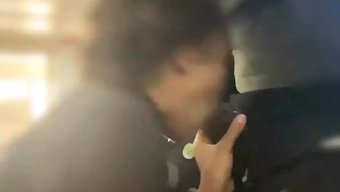 黑人口交:在酒吧里口交