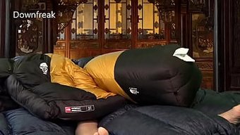 性感丝绸装扮的缎面床...
