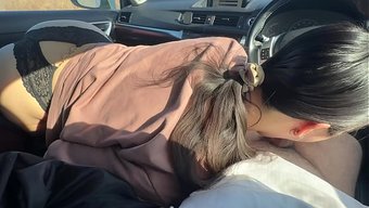 在车上和男朋友一起操...