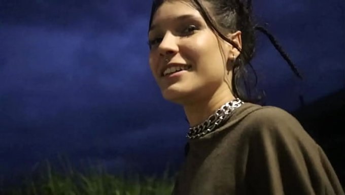 下班后在公车站操年轻拉丁妹