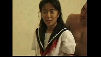 少女亚洲女孩在粗暴的...
