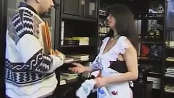 成熟的女人带着浓密的...