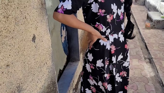 业余印度夫妇在公共场合与邻居分享他们的妻子