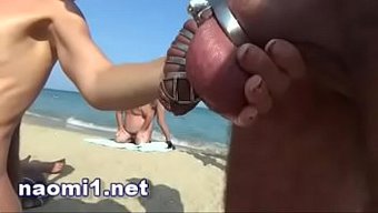 法国团体在海滩上公开...