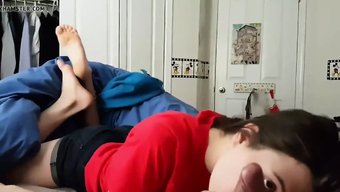 业余女孩口交并在po...