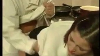 性感女服务员享受着被...