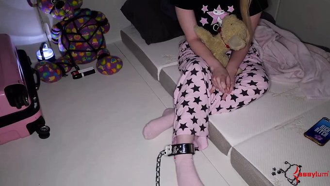 少女顺从在bdsm视频中给支配伴侣口交快感