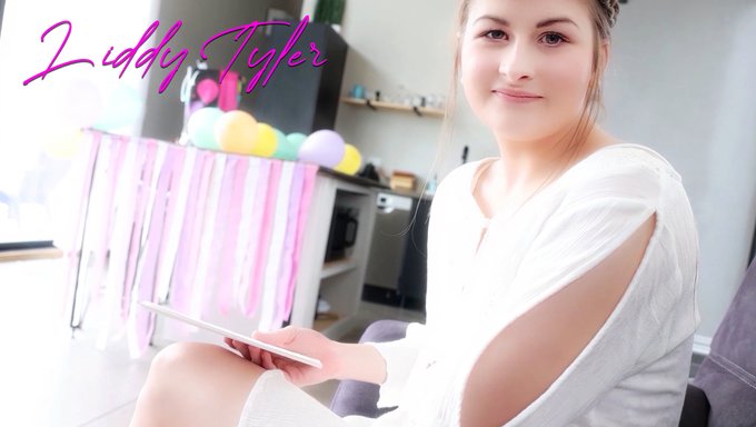 Liddy Tyler在18岁生日时收到了继父的惊喜