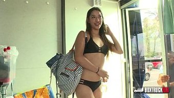 安吉·格林与一根大阴...