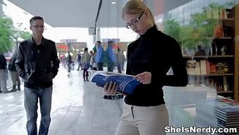戴眼镜的少女变得淘气并口交