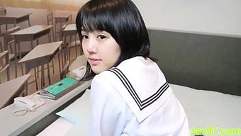 好色的亚洲少女在硬核...