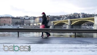 继母和继女的感性接吻...