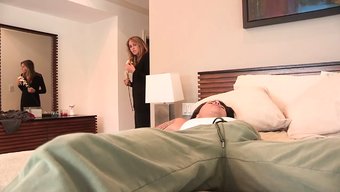 两个兴奋的女同性恋用...