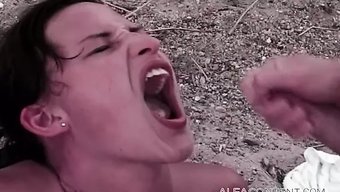 与性感的棕发女郎进行...