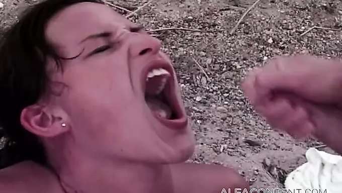 与性感的棕发女郎进行激烈的口交和户外性爱