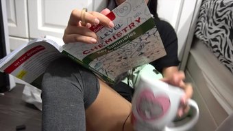 美丽的亚洲女孩穿着膝...